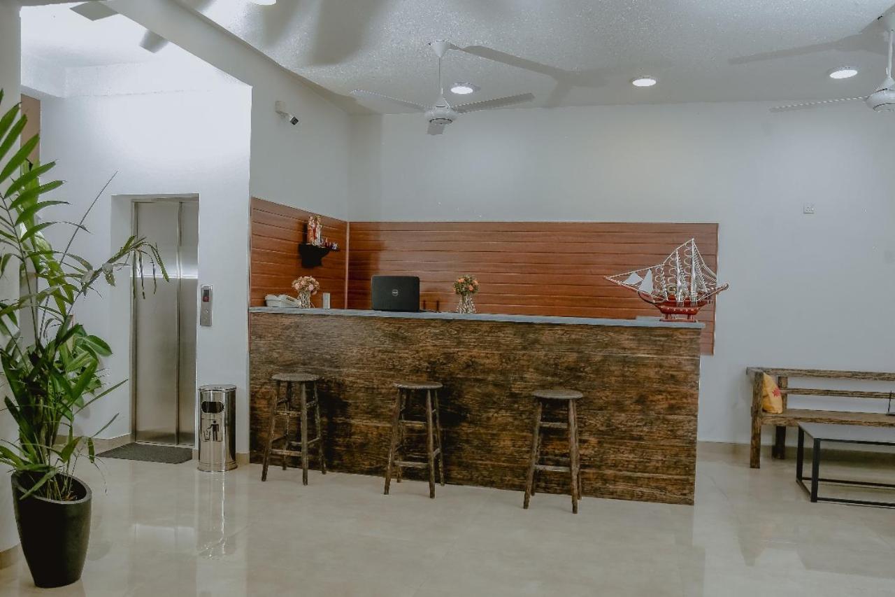 Lucky Transit Hotel - Katunayake Airport Екстер'єр фото