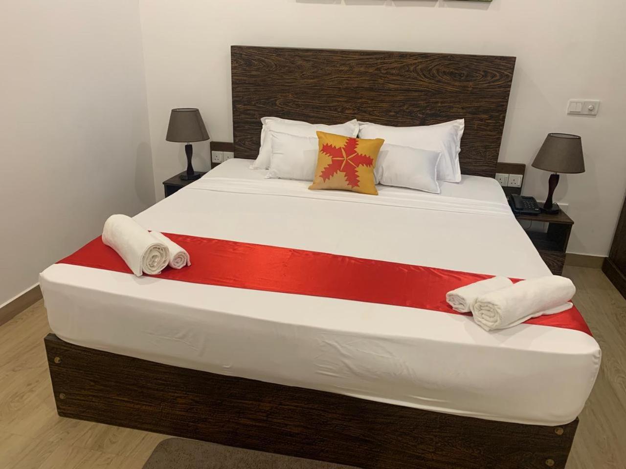 Lucky Transit Hotel - Katunayake Airport Екстер'єр фото